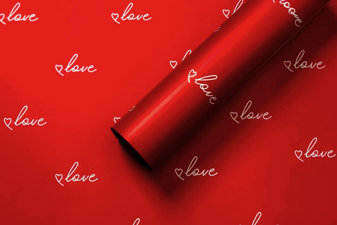 Плёнка перламутровая принт «Love» 57см х 10м Красный